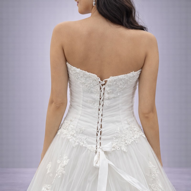 Λευκό Νυφικό Στράπλες Σε Α Γραμμή (Size 40-42)