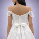 Ιβουάρ Νυφικό Σε Γραμμή Α Με Ανάγλυφη Δαντέλα (Size 40-42)