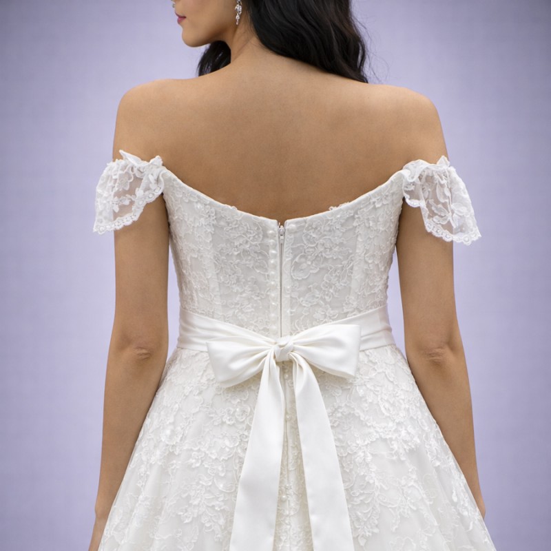 Ιβουάρ Νυφικό Σε Γραμμή Α Με Ανάγλυφη Δαντέλα (Size 40-42)