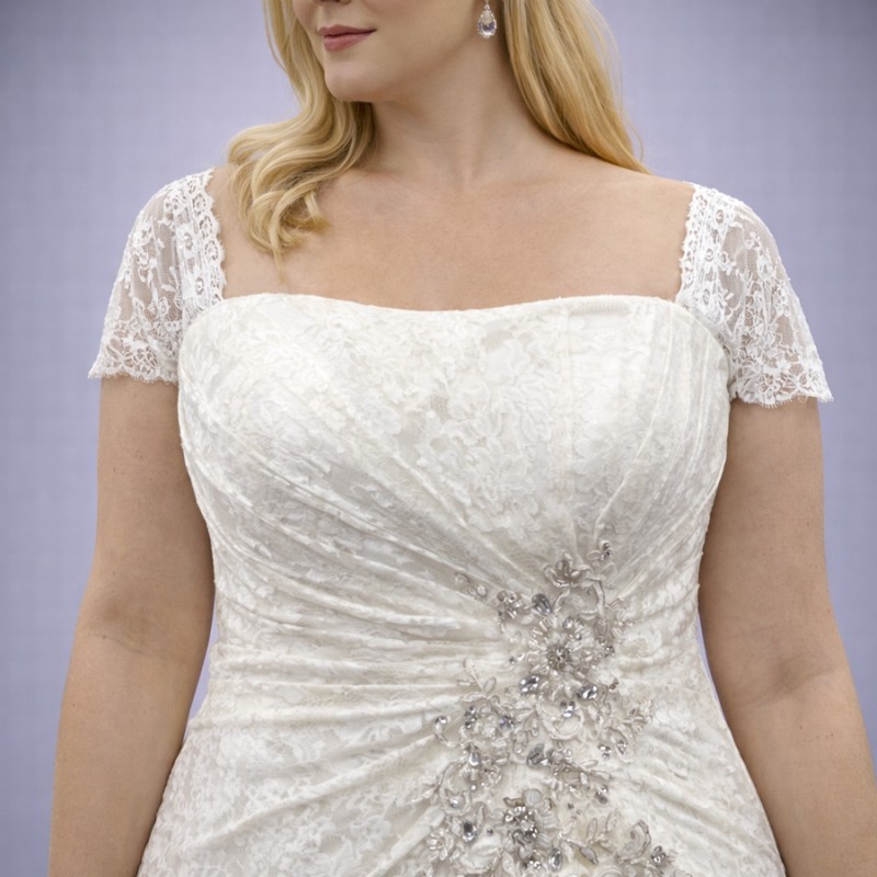 Ιβουάρ Νυφικό Σε Ίσια Γραμμή Με Ανάγλυφη Δαντέλα (Size 46-48)