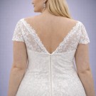 Ιβουάρ Νυφικό Σε Ίσια Γραμμή Με Ανάγλυφη Δαντέλα (Size 46-48)