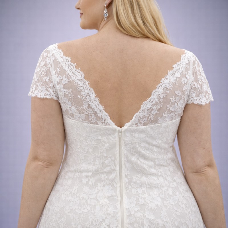 Ιβουάρ Νυφικό Σε Ίσια Γραμμή Με Ανάγλυφη Δαντέλα (Size 46-48)