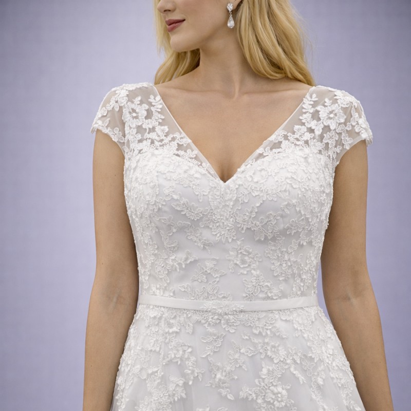 Λευκό Νυφικό Σε Γραμμή Α Με V Ντεκολτέ (Size 52-54)