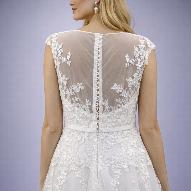 Λευκό Νυφικό Σε Γραμμή Α Με V Ντεκολτέ (Size 52-54)