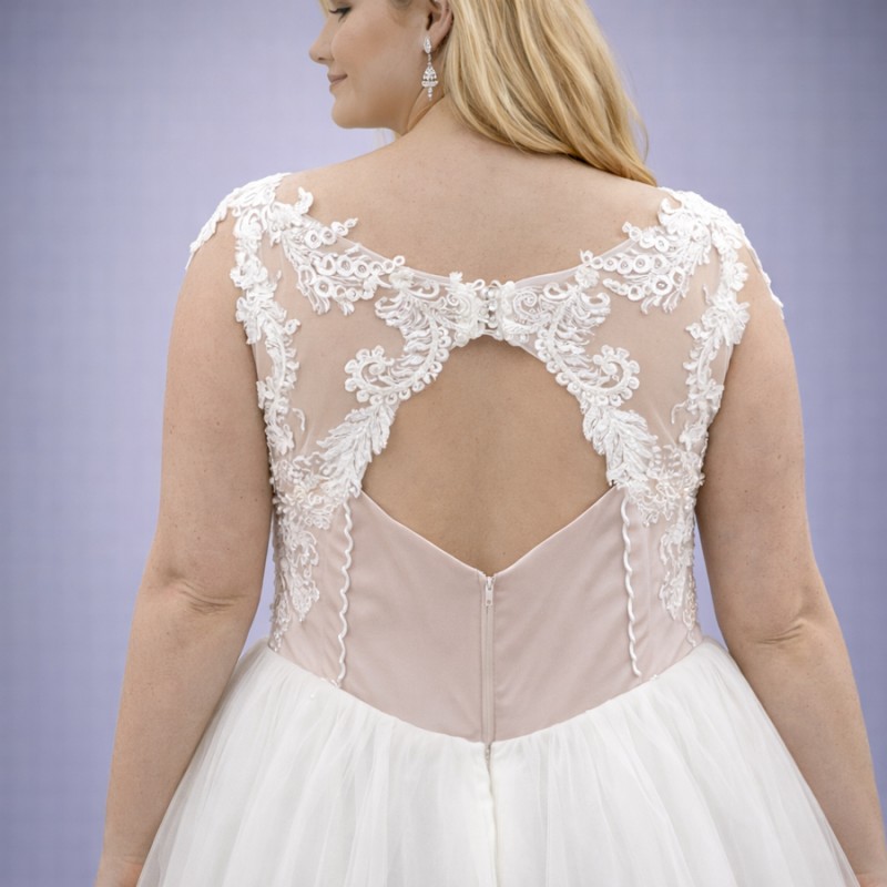 Ιβουάρ Νυφικό Σε Άλφα Γραμμή Με Illusion Μπούστο (Size 52-54)