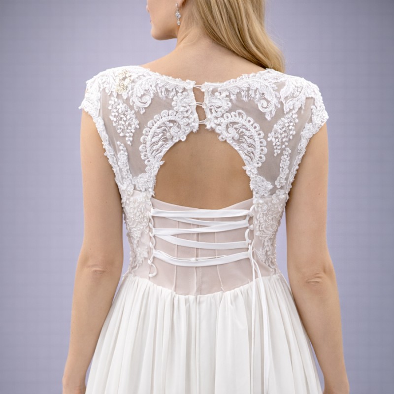 Ιβουάρ Νυφικό Με Δαντέλα & Ανοιχτή Πλάτη (Size 40-42)