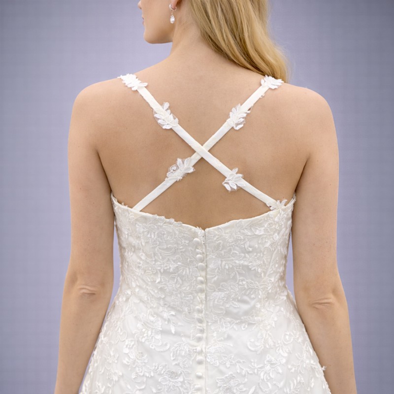 Ιβουάρ Νυφικό Με Δαντέλα Και Χιαστί Τιράντες Πίσω (Size 44-46)