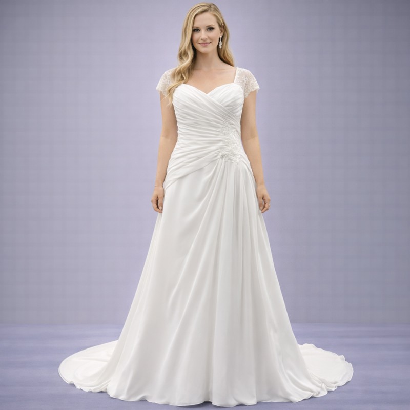 Ιβουάρ Νυφικό Με Δαντέλα Και Σούρες (Size 46-48)