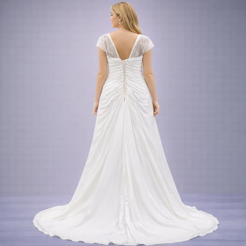 Ιβουάρ Νυφικό Με Δαντέλα Και Σούρες (Size 46-48)