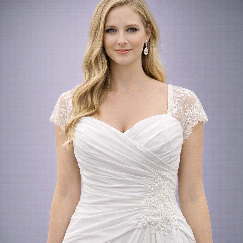 Ιβουάρ Νυφικό Με Δαντέλα Και Σούρες (Size 46-48)