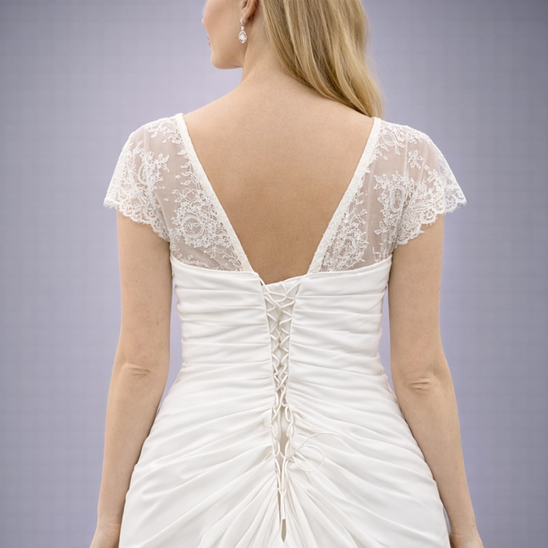 Ιβουάρ Νυφικό Με Δαντέλα Και Σούρες (Size 46-48)